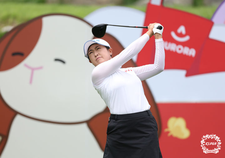 [서울=뉴시스] 김민주가 30일 강원도 원주 오로라골프앤리조트에서 열린 2026 오로라월드 챔피언십 1라운드 1번홀 티샷을 하고 있다. (사진=KLPGA 제공) 2026.07.30. photo@newsis.com *재판매 및 DB 금지