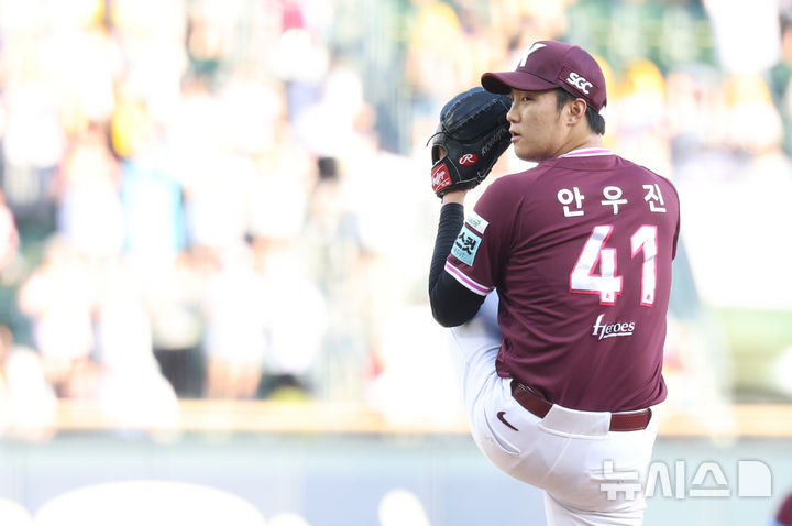 [서울=뉴시스] 황준선 기자 = 30일 서울 송파구 잠실야구장에서 열린 2026 KBO리그 키움 히어로즈와 LG 트윈스의 경기, 1회 말 키움 선발투수 안우진이 공을 던지고 있다. 2026.07.30. hwang@newsis.com
