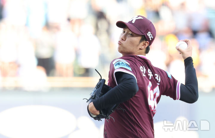 [서울=뉴시스] 황준선 기자 = 30일 서울 송파구 잠실야구장에서 열린 2026 KBO리그 키움 히어로즈와 LG 트윈스의 경기, 1회 말 키움 선발투수 안우진이 공을 던지고 있다. 2026.07.30. hwang@newsis.com