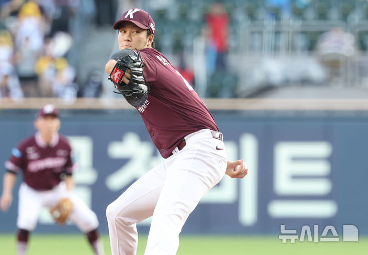 [서울=뉴시스] 황준선 기자 = 30일 서울 송파구 잠실야구장에서 열린 2026 KBO리그 키움 히어로즈와 LG 트윈스의 경기, 1회 말 키움 선발투수 안우진이 공을 던지고 있다. 2026.07.30. hwang@newsis.com