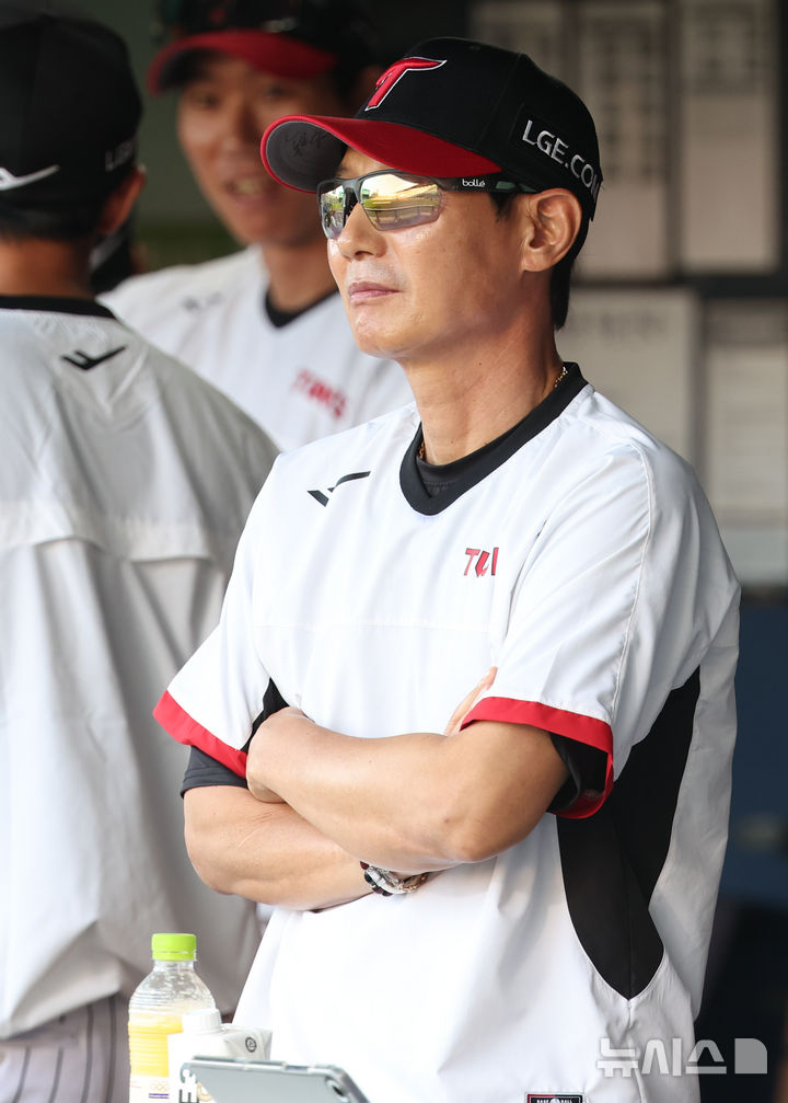 [서울=뉴시스] 황준선 기자 = 30일 서울 송파구 잠실야구장에서 열린 2026 KBO리그 키움 히어로즈와 LG 트윈스의 경기, LG 염경엽 감독이 경기장을 바라보고 있다. 2026.07.30. hwang@newsis.com