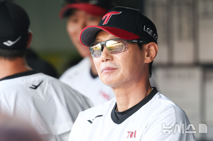 [서울=뉴시스] 황준선 기자 = 30일 서울 송파구 잠실야구장에서 열린 2026 KBO리그 키움 히어로즈와 LG 트윈스의 경기, LG 염경엽 감독이 경기장을 바라보고 있다. 2026.07.30. hwang@newsis.com