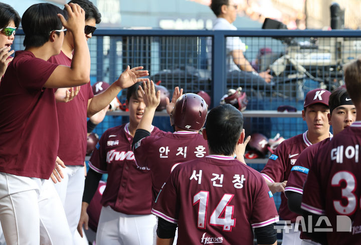 [서울=뉴시스] 황준선 기자 = 30일 서울 송파구 잠실야구장에서 열린 2026 KBO리그 키움 히어로즈와 LG 트윈스의 경기, 1사 2,3루 키움 김건희의 2타점 2루타로 홈인한 안치홍이 동료들과 기쁨을 나누고 있다. 2026.07.30. hwang@newsis.com