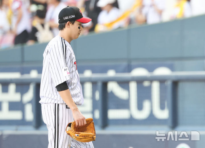 [서울=뉴시스] 황준선 기자 = 30일 서울 송파구 잠실야구장에서 열린 2026 KBO리그 키움 히어로즈와 LG 트윈스의 경기, 1회 초 이닝을 마친 LG 선발 임찬규가 덕아웃으로 복귀하고 있다. 2026.07.30. hwang@newsis.com