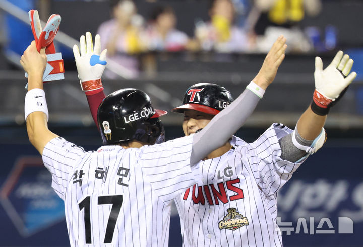 [서울=뉴시스] 황준선 기자 = 30일 서울 송파구 잠실야구장에서 열린 2026 KBO리그 키움 히어로즈와 LG 트윈스의 경기, 6회말 무사 1,2루 3점 홈런을 친 LG 송찬의가 박해민과 기쁨을 나누고 있다. 2026.07.30. hwang@newsis.com