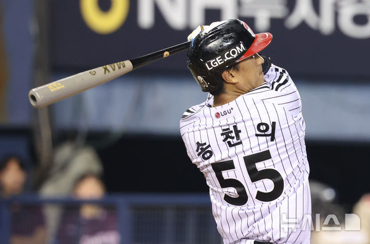 [서울=뉴시스] 황준선 기자 = 30일 서울 송파구 잠실야구장에서 열린 2026 KBO리그 키움 히어로즈와 LG 트윈스의 경기, 6회말 무사 1,2루 LG 송찬의가 3점 홈런을 치고 있다. 2026.07.30. hwang@newsis.com