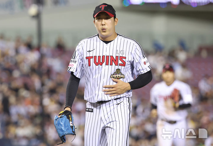 [서울=뉴시스] 황준선 기자 = 30일 서울 송파구 잠실야구장에서 열린 2026 KBO리그 키움 히어로즈와 LG 트윈스의 경기, 8회초 2사 1,2루 상황 LG 손주영이 이닝을 마친 뒤 안도하고 있다. 2026.07.30. hwang@newsis.com