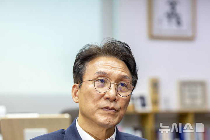 [서울=뉴시스] 정병혁 기자 = 김민석 더불어민주당 대표 후보가 30일 서울 여의도 국회 의원회관에서 뉴시스와 인터뷰를 하고 있다. 2026.07.30. jhope@newsis.com