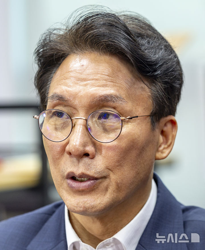 [서울=뉴시스] 정병혁 기자 = 김민석 더불어민주당 대표 후보가 30일 서울 여의도 국회 의원회관에서 뉴시스와 인터뷰를 하고 있다. 2026.07.30. jhope@newsis.com