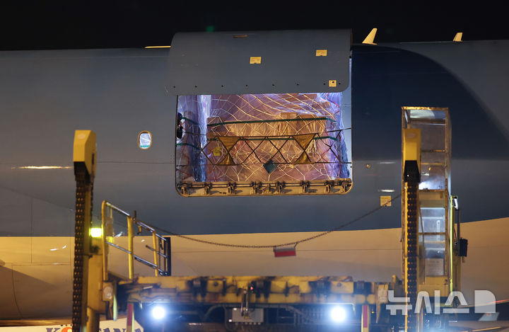 [서울=뉴시스] 전신 기자 = 지난 30일 인천국제공항 대한항공 화물터미널에서 삼성전자와 SK하이닉스의 반도체가 화물기에 적재돼 수출되고 있다. (공동취재) 2026.07.31. photo1006@newsis.com