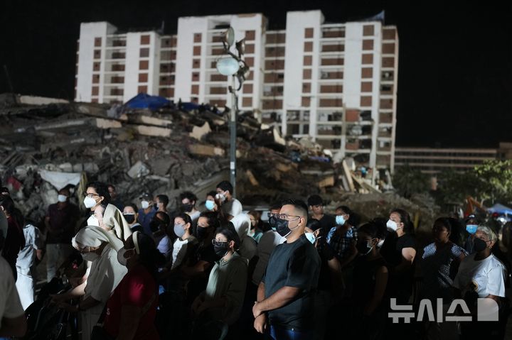 [라과이라=AP/뉴시스] 베네수엘라 라과이라의 지진으로 붕괴한 OPPE 공공주택단지 건물 인근에서 7월 30일 지진 희생자 추모 미사가 열리고 있다. 2026.08.04.