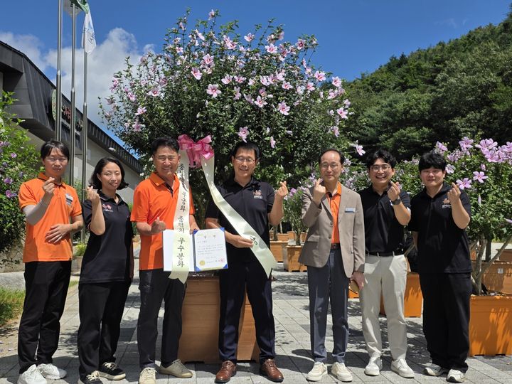 [보령=뉴시스] 보령시 '제7회 충청남도 무궁화 우수분화 품평회' 기념촬영. (사진=보령시청 제공) 2026.07.31. photo@newsis.com *재판매 및 DB 금지