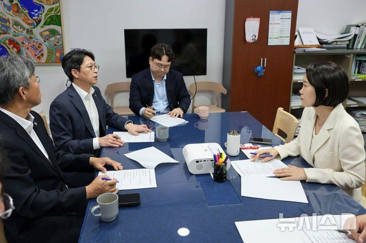 [의왕·과천=뉴시스] 더불어민주당 이소영 의원(사진 오른쪽)과 국토부 제1·2차관이 의왕·과천 지역의 교통 현안을 놓고 숙의를 이어가고 있다. (사진=이소영 의원 페이스북 캡처). 2026.07.31. photo@newsis.com 