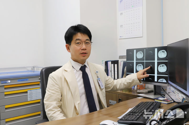 [서울=뉴시스] 김동진 은평성모병원 위장관외과 교수가 직접 개발한 AI 프로그램을 설명하고 있다. (사진= 은평성모병원 제공)