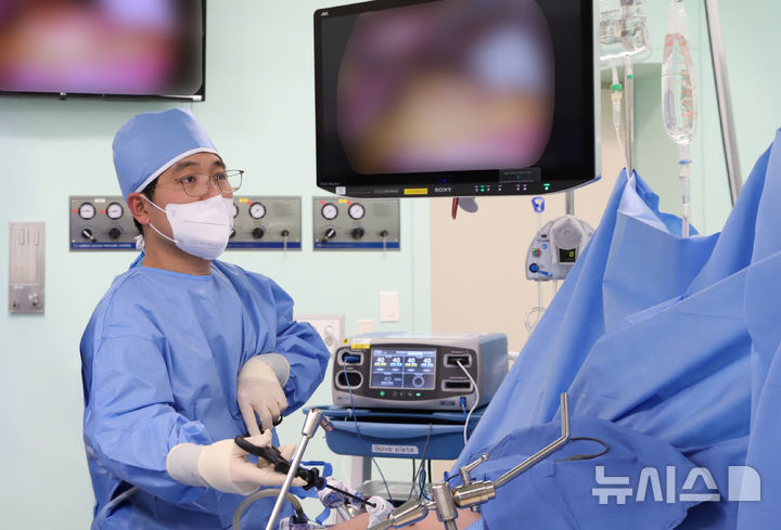 [서울=뉴시스] 김동진 은평성모병원 위장관외과 교수가 복강경 수술을 집도하고 있다. (사진= 은평성모병원 제공)