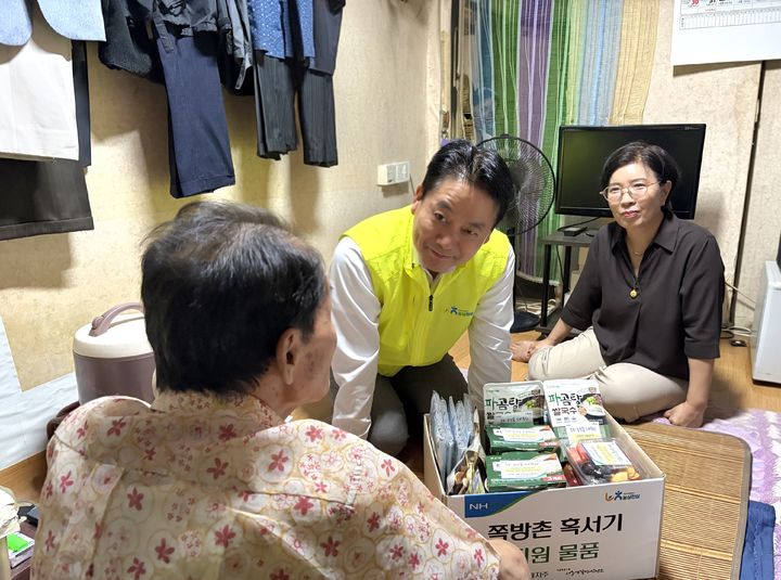 [세종=뉴시스] 30일 서울 용산구 쪽방촌을 찾은 김주양 농업경제대표이사(가운데)가 혹서기를 맞아 쪽방촌 주민에게 지원 물품을 전달하며 애로사항을 청취하고 있다. (사진=농협경제지주 제공) *재판매 및 DB 금지