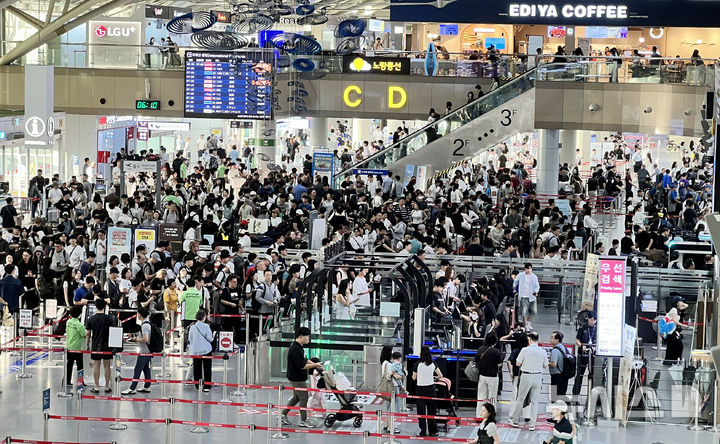 [부산=뉴시스]원동화 기자 = 31일 오전 부산 강서구 김해국제공항 국제선 청사에는 휴가철을 맞아 해외로 떠나는 관광객들이 몰려 북새통을 이루고 있다. 한국공항공사 김해공항에 따르면 올해 하계 특별교통대책 기간인 지난 25일부터 다음 달 10일까지 하루 평균 이용객은 약 5만2000명으로 예상된다. 국제선 이용객은 3만5000명, 국내선은 1만7000명이며 하루 평균 312편이 운항할 전망이다. 지난해 하계 기간과 비교하면 운항 편수는 6.5%, 이용객은 5.7% 증가한 규모다. 2026.07.31. dhwon@newsis.com