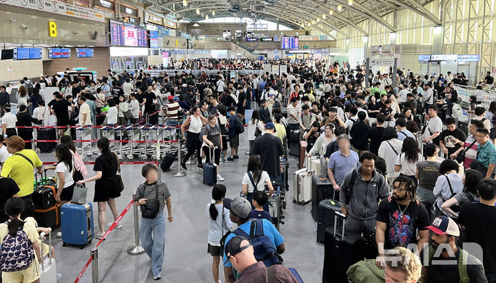 [부산=뉴시스]원동화 기자 = 31일 오전 부산 강서구 김해국제공항 국제선 청사에는 휴가철을 맞아 해외로 떠나는 관광객들과 유네스코 세계유산위원회 폐막으로 본국으로 돌아가려는 인원이 몰려들어 북새통을 이루고 있다. 한국공항공사 김해공항에 따르면 올해 하계 특별교통대책 기간인 지난 25일부터 다음 달 10일까지 하루 평균 이용객은 약 5만2000명으로 예상된다. 국제선 이용객은 3만5000명, 국내선은 1만7000명이며 하루 평균 312편이 운항할 전망이다. 지난해 하계 기간과 비교하면 운항 편수는 6.5%, 이용객은 5.7% 증가한 규모다. 2026.07.31. dhwon@newsis.com