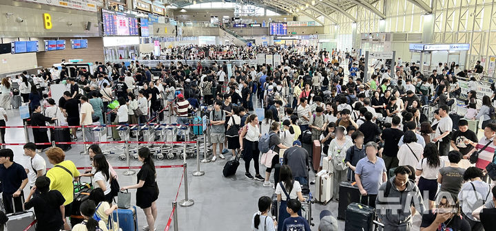 [부산=뉴시스]원동화 기자 = 31일 오전 부산 강서구 김해국제공항 국제선 청사에는 휴가철을 맞아 해외로 떠나는 관광객들과 유네스코 세계유산위원회 폐막으로 본국으로 돌아가려는 인원이 몰려들어 북새통을 이루고 있다. 한국공항공사 김해공항에 따르면 올해 하계 특별교통대책 기간인 지난 25일부터 다음 달 10일까지 하루 평균 이용객은 약 5만2000명으로 예상된다. 국제선 이용객은 3만5000명, 국내선은 1만7000명이며 하루 평균 312편이 운항할 전망이다. 지난해 하계 기간과 비교하면 운항 편수는 6.5%, 이용객은 5.7% 증가한 규모다. 2026.07.31. dhwon@newsis.com