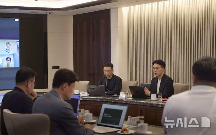 [서울=뉴시스]30일 종로구 SK 서린사옥에서 열린 '피지컬 AI·로보틱스 스타트업 간담회'에서 SK 멤버사 주요 임원들과 스타트업 8개사 CEO들이 로보틱스 산업 동향을 공유하며 사업 협력 기회를 논의하고 있다. (사진=SK텔레콤 제공)