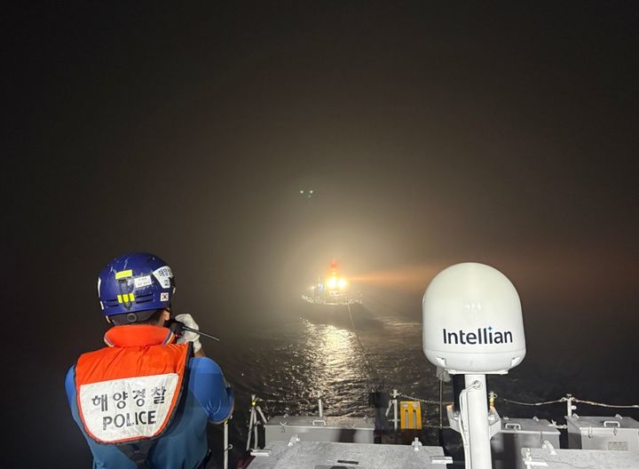 [완도=뉴시스] 지난 30일 오후 11시38분께 완도군 넙도 서방 약 4.5해리(8.3㎞) 해상에서 추진기(스크루)에 어망이 감겨 운항이 불가능해진 9.77t급 낚시어선 A호(승선원 11명)가 예인되고 있다. (사진=완도해경 제공) 2026.07.31. *재판매 및 DB 금지