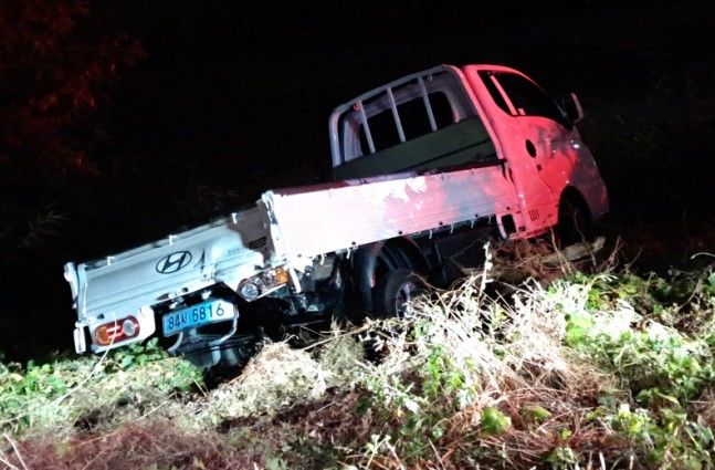 [대구=뉴시스] 31일 오전 0시15분께 대구 달성군 하빈면 봉촌리 한 강변도로를 달리던 1t 포터 트럭이 앞에 정차해 있던 1t 포터 트럭을 들이받았다. (사진=대구소방안전본부 제공) 2026.07.31. photo@newsis.com *재판매 및 DB 금지