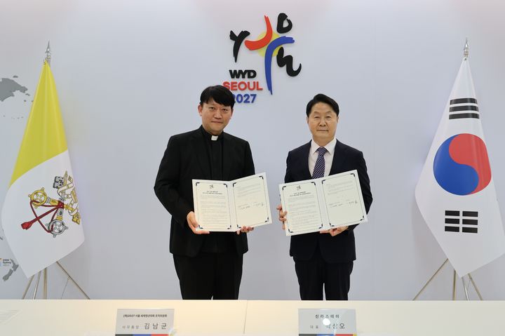 [서울=뉴시스] 지난 30일 천주교 서울대교구청에서 진행된 2027 서울 세계청년대회 조직위원회와 신라스테이 업무협약식 기념 사진 (사진=2027 서울 세계청년대회 조직위원회 제공) 2026.07.31. photo@newsis.com *재판매 및 DB 금지