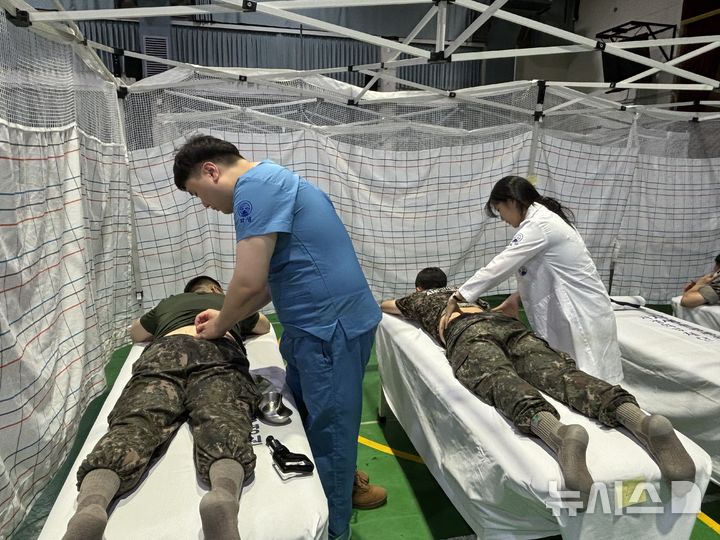 [서울=뉴시스] 자생한방병원 의료진이 제7기동군단 장병 대상 의료봉사에서 한의통합치료를 하고 있다. (사진= 자생한방병원 제공) 