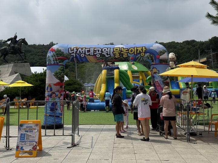[서울=뉴시스] 조서영 인턴기자 = 지난 28일 서울 관악구 낙성대공원 물놀이장이 평일 운영을 시작한 가운데 아이들과 가족들로 북적였다. 2026.07.28. photo@newsis.com *재판매 및 DB 금지