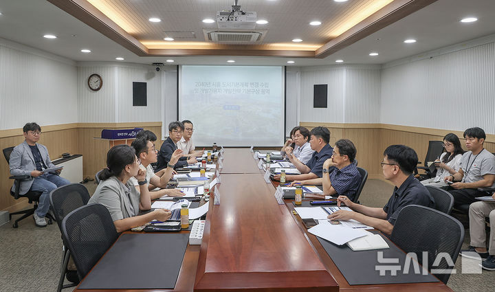 [시흥=뉴시스] 시흥시가 도시기본계획 변경 수립 및 개발가용지 개발전략 기본구상 용역 착수보고회를 열고 있다. (사진=시흥시 제공).2026.07.31.photo@newsis.com