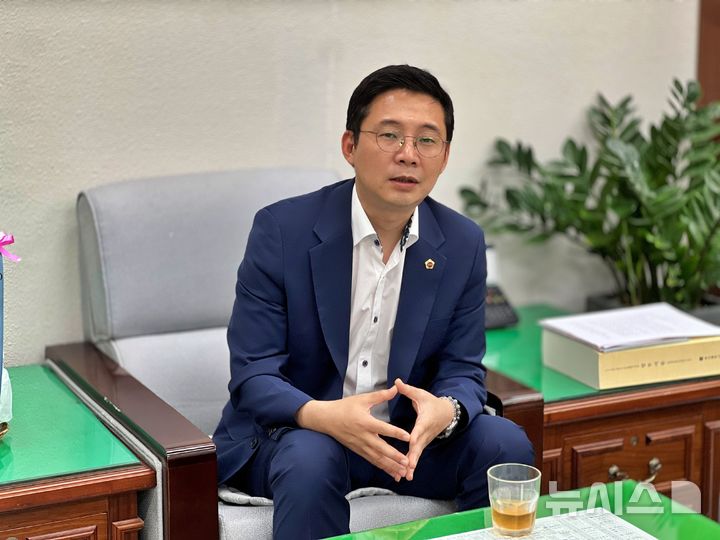 [부산=뉴시스] 원동화 기자 = 송우현 부산시의회 행정문화위원장이 뉴시스와 인터뷰를 하고 있다. 2026.07.31. dhwon@newsis.com