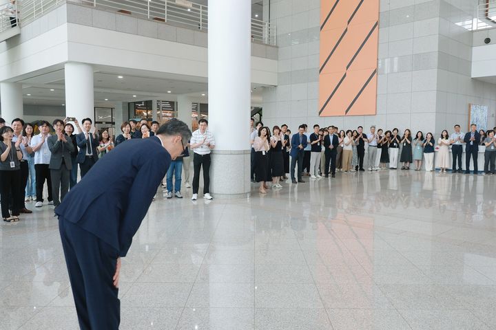 [대전=뉴시스] 유득원 대전시 행정부시장이 31일자 행정안전부 전보 인사로 2년 8개월만에 대전시를 떠난다. 유 부시장이 배웅 나온 직원들에게 이임 인사를 하고 있다. (사진=대전시 제공) 2026.07.31. photo@newsis.com&nbsp; *재판매 및 DB 금지