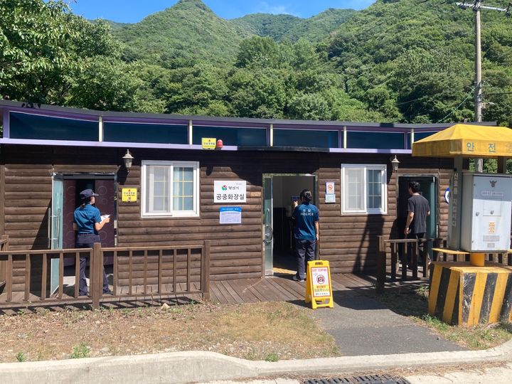 [양산=뉴시스] 주요 피서지를 대상으로 범죄예방진단 점검을 하고 있다. (사진= 양산경찰서 제공) 2026.07.31. photo@newsis.com *재판매 및 DB 금지