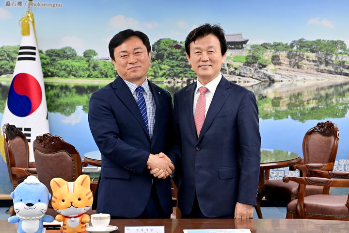 [진주=뉴시스]조규일 진주시장, 김종무 창원출입국외국인사무소장 면담.(사진=진주시 제공).2026.07.31.photo@newsis.com *재판매 및 DB 금지