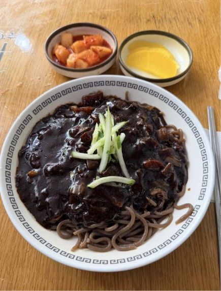 [서울=뉴시스] 홀로 시장에서 짜장면을 먹던 쌍둥이 임산부가 옆 테이블 손님들의 따뜻한 밥값 계산 선의에 감동받았다는 사연이 전해졌다. (사진 출처=온라인 커뮤니티 '보배드림' 캡처)