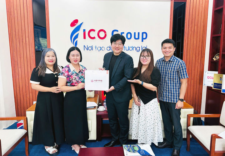 [서울=뉴시스] 이창섭(가운데) 세종어학원장이 협력 기관인 베트남 ICO GROUP(아이코 그룹)을 방문해 관계자들과 기념 사진을 촬영하고 있다. (사진=세종대 제공) 2026.07.31. photo@newsis.com *재판매 및 DB 금지