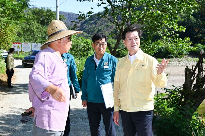 [밀양=뉴시스] 안병구 시장이 백안저수지 현장에서 지역 주민의 애로사항을 청취하며 용수 확보 방안을 논의하고 있다. (사진=밀양시 제공) 2026.07.31. photo@newsis.com *재판매 및 DB 금지