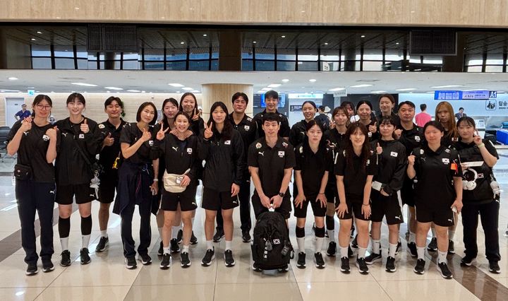 [서울=뉴시스] 일본 전지훈련 출국한 여자배구대표팀. (사진=대한배구협회 제공) 2026.07.31. *재판매 및 DB 금지