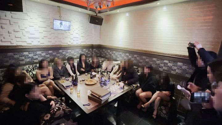 [수원=뉴시스] 평택시의 한 노래클럽 단속 현장. (사진=수원출입국·외국인청 제공) 2026.07.31. photo@newsis.com *재판매 및 DB 금지