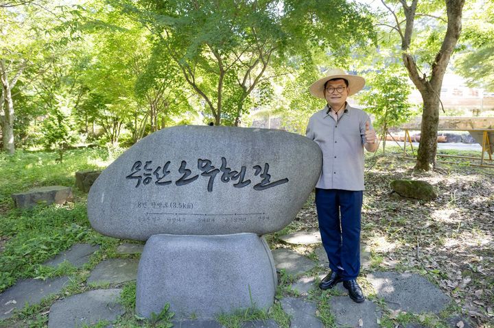 송영길 더불어민주당 대표 후보가 31일 전남광주통합특별시 무등산 노무현길을 찾아 사진을 촬영하고 있다. (사진=송 후보 페이스북 캡처) *재판매 및 DB 금지
