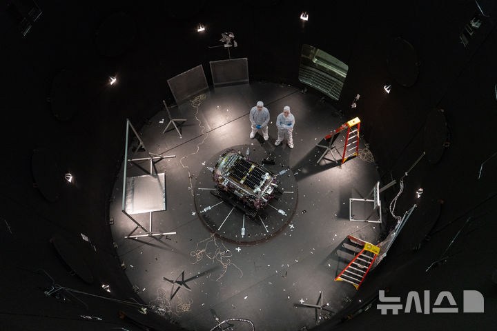 [그린벨트=NASA/AP/뉴시스] 미국 뉴욕타임스(NYT)는 30일(현지시간) 닐 게럴스 스위프트 우주관측소를 구조할 로봇 우주선 '링크'가 방향 제어에 문제를 일으키며 계획대로 움직이지 못하고 있다고 보도했다. 사진은 지난 4월17일(현지시간) 미국 메릴랜드주 그린벨트의 미 항공우주국(NASA) 고다드우주비행센터 우주환경시뮬레이터(SES) 내부에서 키어런 윌슨 LINK 수석연구원(왼쪽)과 헌터 로버트슨 카탈리스트 스페이스 우주시스템 엔지니어가 열진공 시험을 앞둔 우주선 옆에 서 있는 모습. 기사 본문과 사진은 직접 관련이 없음. 2026.07.31.