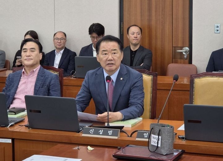 [거창=뉴시스] 국토교통위원에 배정된 국민의힘 신성범 국회의원 지난 30일 첫 회의에 참석 (사진=신성범 국회의원실 제공) 2026. 07. 31. photo@newsis.com *재판매 및 DB 금지