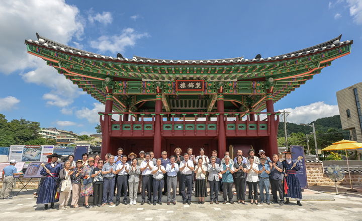[공주=뉴시스] 현판식이 끝나고 공주목 제금루 앞에서 기념사진을 찍고 있다. (사진=공주시 제공) 2026.07.31. photo@newsis.com. *재판매 및 DB 금지