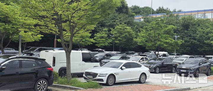 [양주=뉴시스] 송주현 기자 = 31일 오전 11시께 경기 양주시 송추계곡 주차장이 몰려든 피서객들의 차량으로 가득 차 있다. 2026.07.31 atia@newsis.com