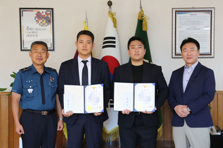 [창원=뉴시스]창원중부경찰서에서 본청 총무과 소속 이승혁(왼쪽에서 두번째) 주무관과 박정의 창원청년비전센터장이 시민의 안전을 지킨 공로로 표창장을 받는 모습.(사진=경남교육청 제공) 2026.07.31.photo@newsis.com *재판매 및 DB 금지