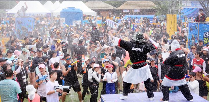 [평창=뉴시스] 31일 오후 강원 평창군 대화면 땀띠공원 일원에서 열린 '2026 평창더위사냥축제'를 찾은 피서객들이 땀띠귀신과 워터워를 즐기며 더위를 식히고 있다.(사진=평창군 제공) 2026.07.31. photo@newsis.com *재판매 및 DB 금지