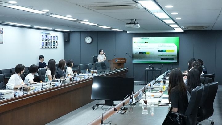 [서울=뉴시스] 온보딩 교육을 수강하고 있는 한국중소벤처기업유통원 신입사원들. (사진=한유원 제공) 2026.8.2. photo@newsis.com *재판매 및 DB 금지