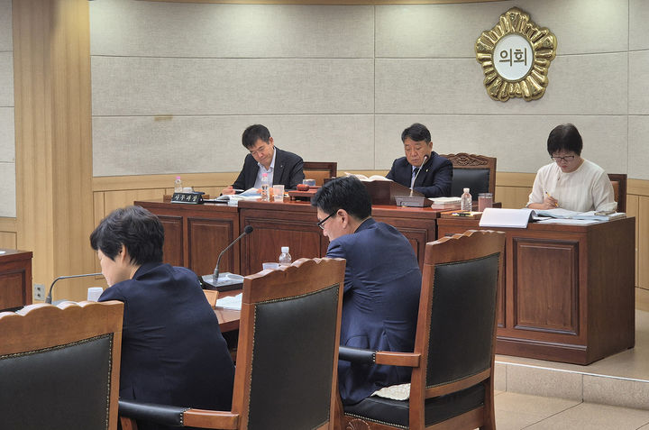 정선군의회는 31일 특별위원회 회의실에서 제315회 임시회를 열고 안전과 및 가족행복과 소관 2026년도 군정 주요업무계획 보고를 청취하고 있다.(사진=정선군 제공) *재판매 및 DB 금지