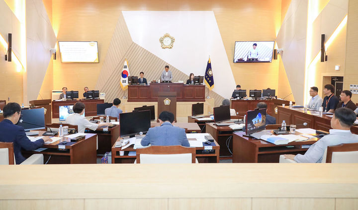 삼척시의회가 31일 제272회 임시회 제5차 본회의를 열어 12개 부서로부터 2026년도 시정 주요 업무추진상황에 대한 보고를 받고 있다.(사진=삼척시의회 제공) *재판매 및 DB 금지
