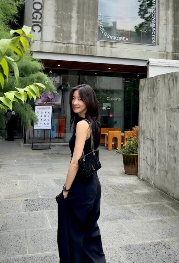 [서울=뉴시스] 배우 이청아가 현미 토르티야에 찰옥수수와 감자 슬라이스, 토마토 미트 소스, 모차렐라 치즈를 곁들인 한 끼 식단을 공개했다. (사진=배우 이청아 인스타그램 @leechungah)